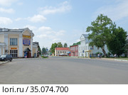 Летний вид на улицу Карла Маркса в поселке городского типа Селижарово. Тверская область, Россия (2018 год). Редакционное фото, фотограф Елена Коромыслова / Фотобанк Лори