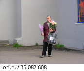 Пожилая женщина торгует цветами с рук. 9-я Парковая улица. Район Измайлово. Город Москва (2008 год). Редакционное фото, фотограф lana1501 / Фотобанк Лори
