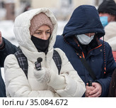 Женщина в защитной маске записывает на диктофон выступление оратора во время митинга протеста  против переименованию улиц Тарусы. 21 ноября 2020. Редакционное фото, фотограф Наталья Николаева / Фотобанк Лори