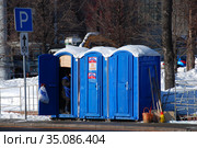 Мобильные платные туалетные кабинки на площади Революции в Москве (2011 год). Редакционное фото, фотограф lana1501 / Фотобанк Лори