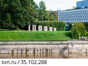 Памятник 100000-у жителю Тарту. Эстония (2011 год). Редакционное фото, фотограф Александр Щепин / Фотобанк Лори