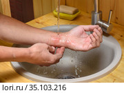 Мужчина промывает ссадину на руке под струей воды. Стоковое фото, фотограф Иванов Алексей / Фотобанк Лори