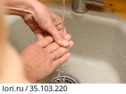 Руки девушки под струёй воды из под крана в умывальнике. Стоковое фото, фотограф Иванов Алексей / Фотобанк Лори