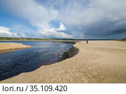 Эрозия песчаного берега. Размывание песка. Стоковое фото, фотограф Яковлев Сергей / Фотобанк Лори