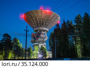 Калязин.Тверская область. Радиотелескоп РТ-64. Ночной вид (2020 год). Редакционное фото, фотограф Литвяк Игорь / Фотобанк Лори