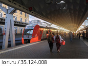RUSSIA, SAINT PETERSBURG-July 13, 2020: Platform of the Moscow railway station in Saint Petersburg before the departure of the Lastochka commuter train" Редакционное фото, фотограф Филатова Ирина / Фотобанк Лори