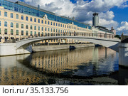 Москва, Замоскворечье,Зверев мост на Водоотводном канале (2020 год). Редакционное фото, фотограф glokaya_kuzdra / Фотобанк Лори