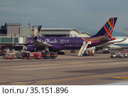 Самолет авиакомпании Etihad Airways у перрона в международном аэропорту. Милан, Италия (2019 год). Редакционное фото, фотограф Вадим Хомяков / Фотобанк Лори