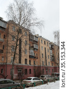 Балашиха, улица Флёрова дом 4, внутренний двор (2020 год). Редакционное фото, фотограф Дмитрий Неумоин / Фотобанк Лори