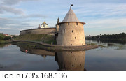 Плоская башня Псковского кремля июльским вечером. Псков, Россия (2020 год). Редакционное видео, видеограф Виктор Карасев / Фотобанк Лори
