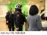 Инкассаторы в здании офиса Сбербанка. Москва (2019 год). Редакционное фото, фотограф Ольга Зиновская / Фотобанк Лори