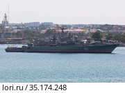Сторожевой корабль "Ладный" на параде в честь Дня ВМФ в Севастопольской бухте, Крым (2020 год). Редакционное фото, фотограф Николай Мухорин / Фотобанк Лори