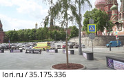 A queue of Moscow taxis (2020 год). Редакционное видео, видеограф Потийко Сергей / Фотобанк Лори