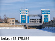 Floodgate and dam on Ob Sea in winter season. Novosibirsk, Siberia, Russia (2020 год). Редакционное фото, фотограф Сергей Пристяжнюк (Serg Zastavkin) / Фотобанк Лори
