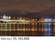 Russia, St Petersburg, Night view of the Alexander Nevsky Bridge on Neva River (2020 год). Редакционное фото, фотограф Андрей Зарин / Фотобанк Лори