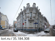 Москва, дом на углу Медвежьего и Скатертного переулков (2021 год). Редакционное фото, фотограф Дмитрий Неумоин / Фотобанк Лори