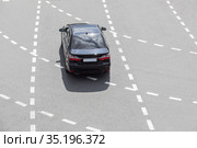 Car on the multiband highway. Стоковое фото, фотограф Юрий Бизгаймер / Фотобанк Лори