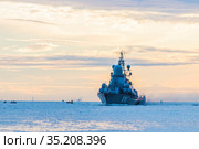 Россия. Санкт-Петербург. Военный корабль в акватории Финского залива. Малый ракетный корабль «Пассат». Бортовой номер 570 (2020 год). Редакционное фото, фотограф Литвяк Игорь / Фотобанк Лори