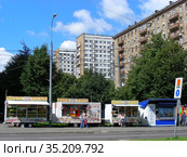 Продуктовые палатки. Улица Ибрагимова. Район Соколиная гора. Город Москва. Россия (2008 год). Редакционное фото, фотограф lana1501 / Фотобанк Лори