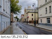 Москва, 1й Кадашёвский переулок (2020 год). Редакционное фото, фотограф glokaya_kuzdra / Фотобанк Лори