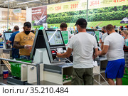 Покупка с помощью касс самообслуживания, магазин "Леруа Мерлен", город Воронеж (2020 год). Редакционное фото, фотограф Вячеслав Палес / Фотобанк Лори