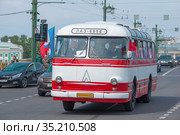 Советский  автобус ЛАЗ-695Е крупным планом. Фрагмет ретро парада в честь Дня города. Санкт-Петербург (2019 год). Редакционное фото, фотограф Виктор Карасев / Фотобанк Лори
