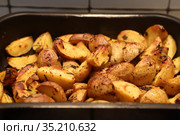 Запеченный картофель с прованскими травами. Стоковое фото, фотограф Марина Володько / Фотобанк Лори