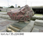 Табличка на набережной Екатеринбурга в честь открытия Исторического сквера и камень, символизирующий полезные ископаемые Урала (2019 год). Редакционное фото, фотограф Владислав Сабанин / Фотобанк Лори