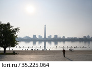 Pyongyang, North Korea. Waterfront on Kim Il Sung square  and river Taedong (2019 год). Редакционное фото, фотограф Знаменский Олег / Фотобанк Лори