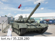 Новый российский основной танк Т-72 В3 стоит в экспозиции на Международном военно-техническом форуме "Армия-2019", Кубинка, Московская область, парк "Патриот" Редакционное фото, фотограф Малышев Андрей / Фотобанк Лори