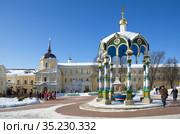 Свято-Троицкая Сергиева Лавра. Водосвятная часовня-сень и Казначейский корпус. Город Сергиев Посад, Московская область, Россия (2018 год). Редакционное фото, фотограф Елена Коромыслова / Фотобанк Лори