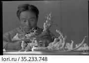 Chukotka, Uelen, bone carving workshop. Редакционное фото, фотограф Варфоломей Тетерин / Фотобанк Лори