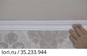 Installation of a ceiling skirting board on liquid nails to a ceiling, a wall. Стоковое видео, видеограф Константин Мерцалов / Фотобанк Лори