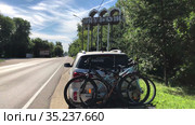Passenger car with bike carrier stands roadside in front of sign of Murom town. Russian people travel by car across Russia during closed border (2021 год). Редакционное видео, видеограф Кекяляйнен Андрей / Фотобанк Лори