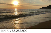 Landscape with sea sunset on beach and people silhouettes swaying on water. The Alanya resort, Turkey (2021 год). Стоковое видео, видеограф Кекяляйнен Андрей / Фотобанк Лори