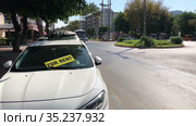 White passenger car is parked on roadside with plate For rent. Car rental agencies are on the streets of city without online reservations. Alanya, Turkey (2021 год). Редакционное видео, видеограф Кекяляйнен Андрей / Фотобанк Лори