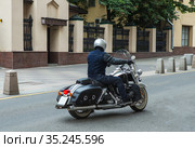 Motorcyclist on a motorcycle moves along the street. Стоковое фото, фотограф Юрий Бизгаймер / Фотобанк Лори