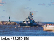 Россия. Санкт-Петербург. Военный корабль на параде в честь Дня ВМФ в Кронштадте. Малый ракетный корабль «Пассат». Бортовой номер 570 (2020 год). Редакционное фото, фотограф Литвяк Игорь / Фотобанк Лори