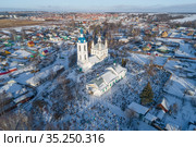 Вид на старинный храмовый комплекс из двух церквей в селе Толгоболь январским днем (аэросъемка). Ярославль, Золотое кольцо России (2020 год). Стоковое фото, фотограф Виктор Карасев / Фотобанк Лори