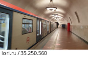 Москва, январь 2021. Поезд метро прибывает на станцию Алексеевская. Редакционное видео, видеограф Мила Демидова / Фотобанк Лори