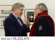 Руководитель партии "Яблоко" Григорий Явлинский и фотожурналист Юрий Михайлович Рост на фотовыставке в московском Центральном выставочном зале "Манеж" (2019 год). Редакционное фото, фотограф Free Wind / Фотобанк Лори