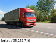 Truck semi-trailer moves on highway. Стоковое фото, фотограф Юрий Бизгаймер / Фотобанк Лори