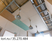 Недоделанный двухуровневый потолок из гипсокартона в интерьере комнаты в новостройке. Стоковое фото, фотограф Иванов Алексей / Фотобанк Лори