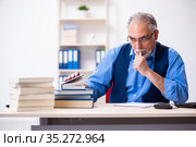 Old male author writing books. Стоковое фото, фотограф Elnur / Фотобанк Лори