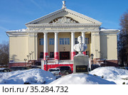 Дворец культуры в Истре. Памятник Чехову (2019 год). Редакционное фото, фотограф Natalia Sidorova / Фотобанк Лори
