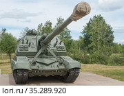 Российская новая самоходная 152-мм гаубица 2С19М2 "Мста-СМ" на полигоне Алабино, Международном военно-техническом форум "Армия-2019" в парке "Патриот", Московская область, вид справа-спереди. Редакционное фото, фотограф Малышев Андрей / Фотобанк Лори