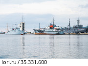 Bunkering vessel Balchik 203 and Tripartite-class minehunter 32 (2014 год). Редакционное фото, фотограф EugeneSergeev / Фотобанк Лори