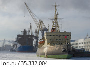 Старинный ледокол "Красин" и строящийся новейший ледокол морозным февральским днем. Санкт-Петербург (2021 год). Редакционное фото, фотограф Виктор Карасев / Фотобанк Лори