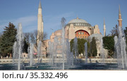 Sultanahmet Square with fountain near Hagia Sophia Mosque in Istanbul, Turkey. Стоковое видео, видеограф Яков Филимонов / Фотобанк Лори
