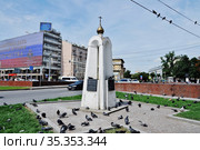 Часовенный столб — памятный знак на месте  снесенного храма Бориса и Глеба в Москве на Арбатской площади. (2015) Редакционное фото, фотограф Вера Смолянинова / Фотобанк Лори